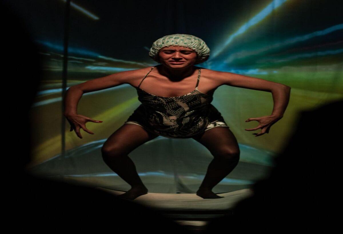 Foto portada. Me estoy quedando Calva. Imagen tomada material de prensa digital Edgard López Teatro Fest 2025 