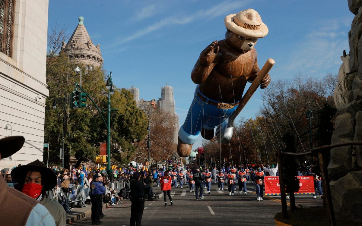 95th Macy’s Thanksgiving Day Parade NEW YORK, NEW YORK - NOVEMBER 25: The Smokey the Bear balloon during the 95th Macy's Thanksgiving Day Parade on November 25, 2021 in New York City. Michael Loccisano/Getty Images/AFP (Photo by Michael loccisano / GETTY IMAGES NORTH AMERICA / Getty Images via AFP)