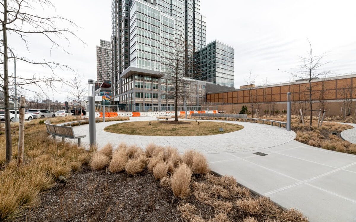 20220224_DSC9045_Hunters-Point-South_Public-Courtyard-1200x800