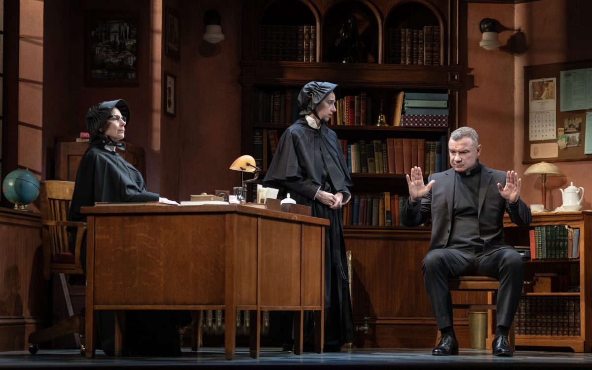 Amy Ryan, Zoe Kazan & Liev Schreiber en Doubt: A Parable de John Patrick Shanley, dirigida por Scott Ellis y producción de Roundabout Theatre Company.