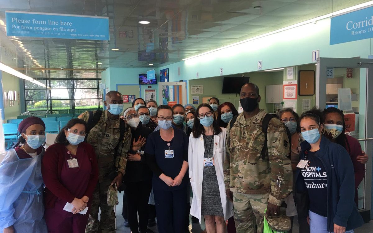 La doctora Pilar Gonzalez y su equipo de Elmhurst Hospital.