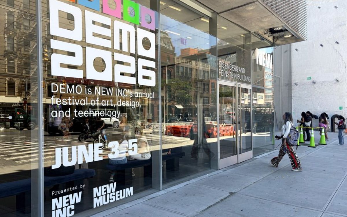 USA1382. NUEVA YORK (ESTADOS UNIDOS), 03/06/2026.- Una persona ingresa al New Museum de Nueva York, este miércoles en Nueva York (Estados Unidos). El festival de arte, diseño y tecnología DEMO2026 este año explora la inteligencia artificial (IA) tanto desde la experimentación práctica como desde la reflexión crítica mediante talleres, charlas y exposiciones. EFE/ Sarah Yáñez-richards