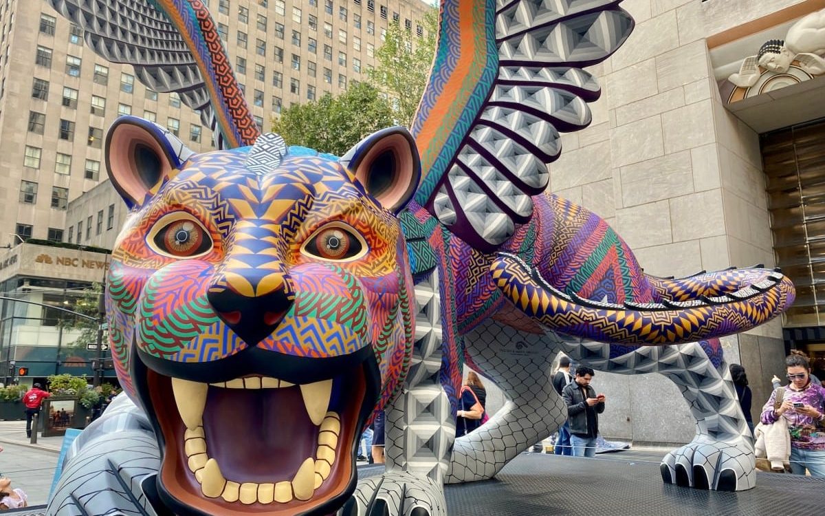 Una escultura de alebrije de jaguar diseñada por Ricardo Ángeles del Atelier Jacobo y María Ángeles en Oaxaca, ahora en el Rockefeller Center. (todas las fotos por Valentina Di Liscia para Hyperallergic)