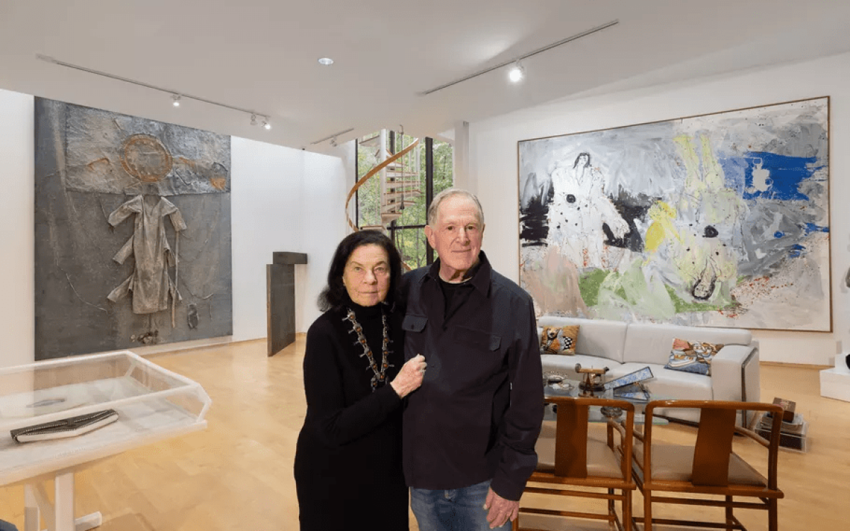 Retrato de Marc y Livia Straus en su casa de Chappaqua, con obras de Anselm Kiefer, Richard Serra y Georg Baselitz. Cortesía de Marc y Livia Straus.