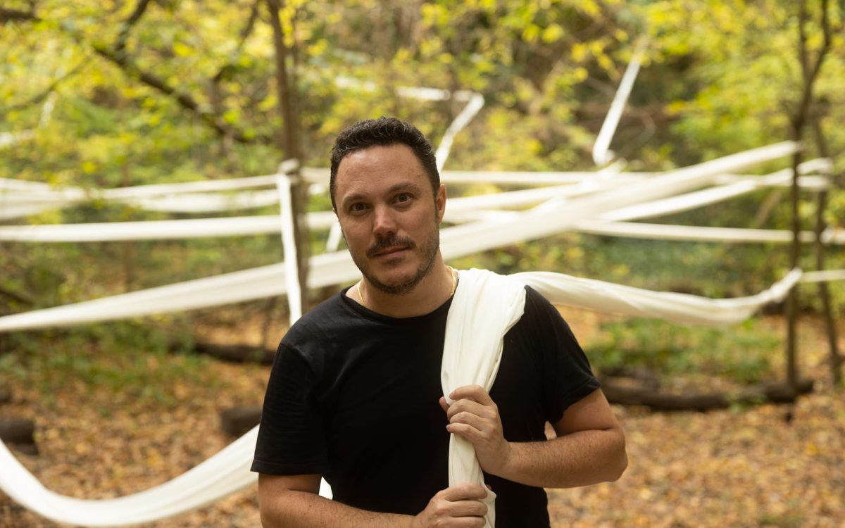 Miguel-Braceli-instalando-una-pieza-en-Van-Cortland-Park-con-City-as-Living-Lab-Nueva-York-2021-Retrato-Eduardo-Fermi¦un