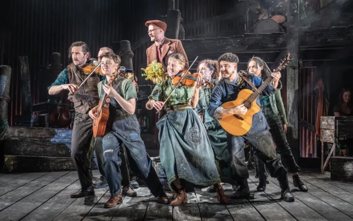 THE-CURIOUS-CASE-OF-BENJAMIN-BUTTON.-The-Company.-Photo-Marc-Brenner-2