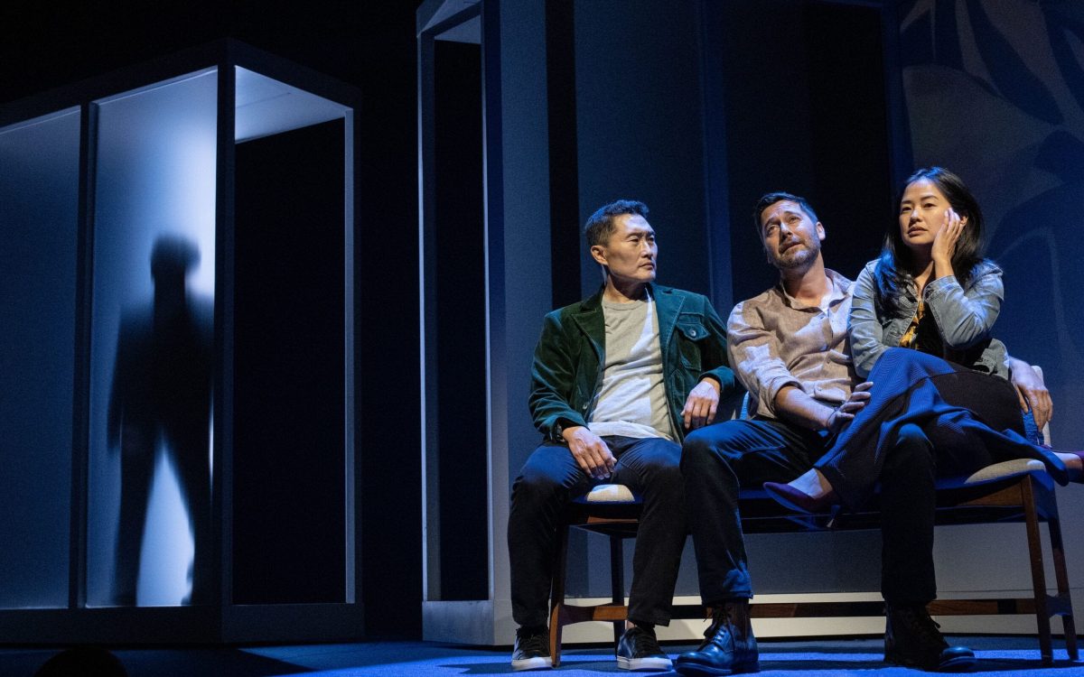 Daniel Dae Kim, Ryan Eggold & Shannon Tyo (Foto: Joan Marcus)