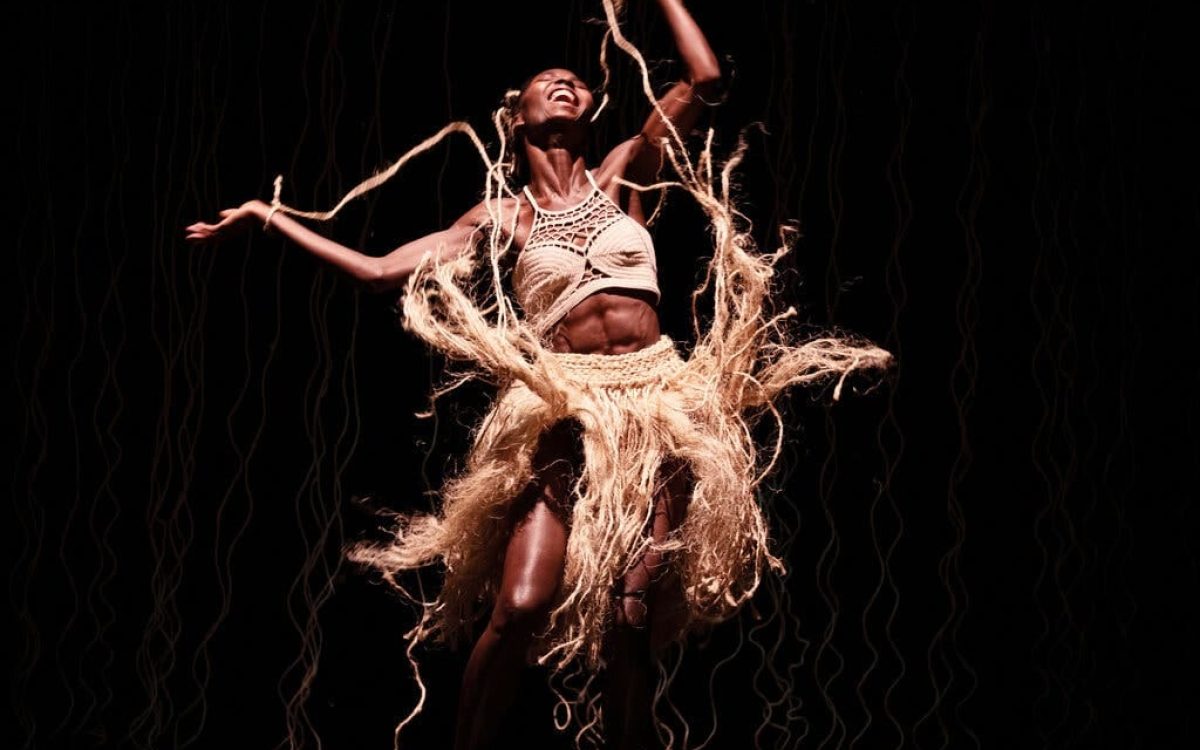 María Elena Murillo Palacios de Sankofa Danzafro en "Acomodar la mentira", en el Joyce Theater.Crédito: Julieta Cervantes para The New York Times