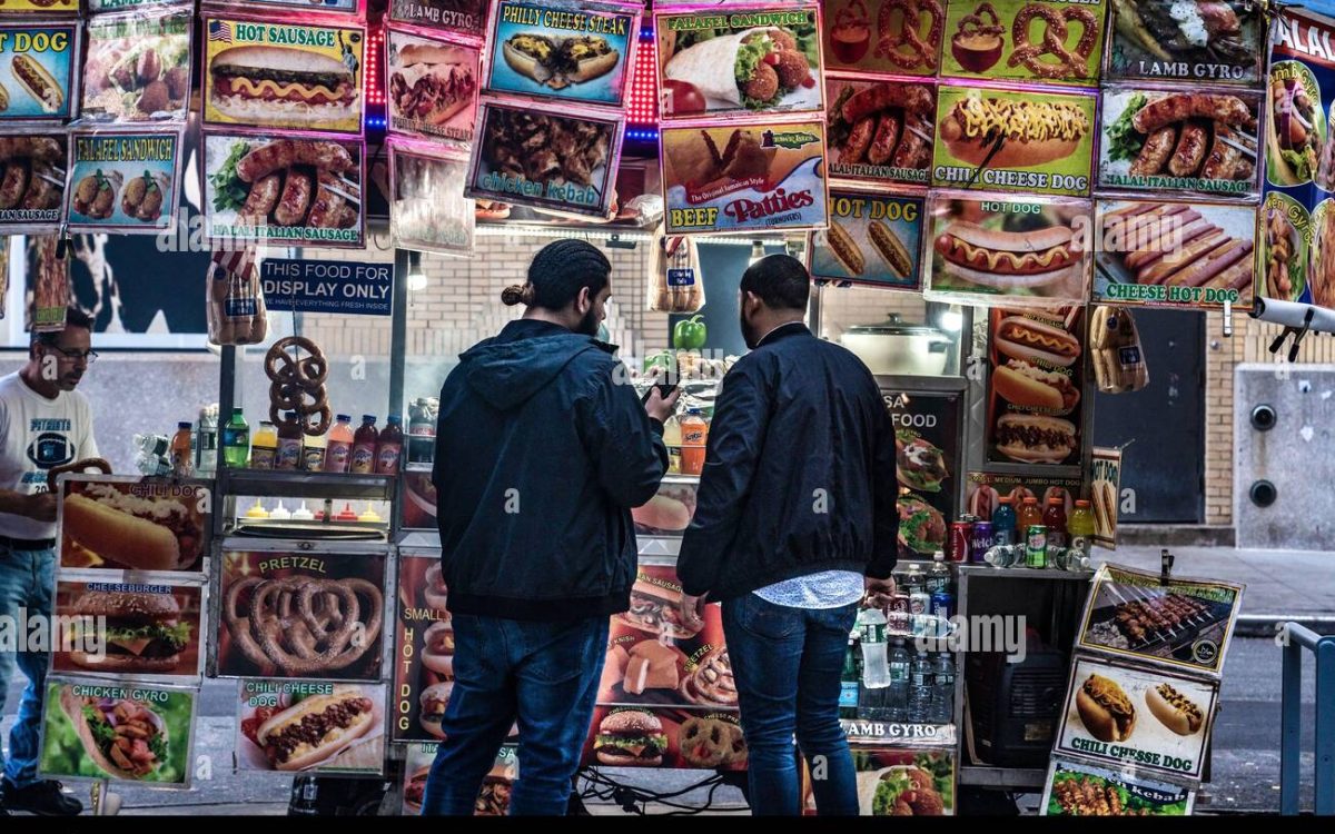 nueva-york-ee-uu-07-de-octubre-la-gente-que-compra-comida-rapida-en-un-vendedor-local-de-comida-callejera-en-manhattan-el-07-de-octubre-de-2019-en-nueva-york-2ayk8mw