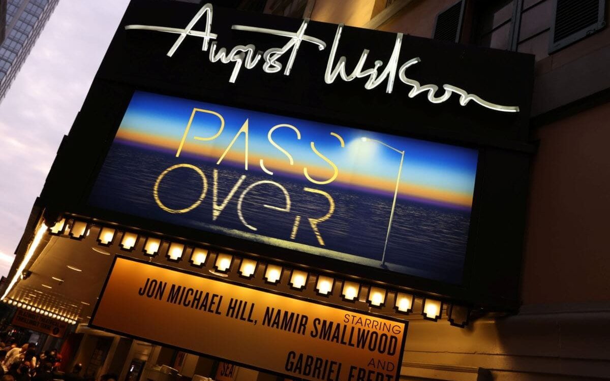 Pass Over es la primera obra de Broadway que abre al público. Fotografía por Caitlin Ochs.