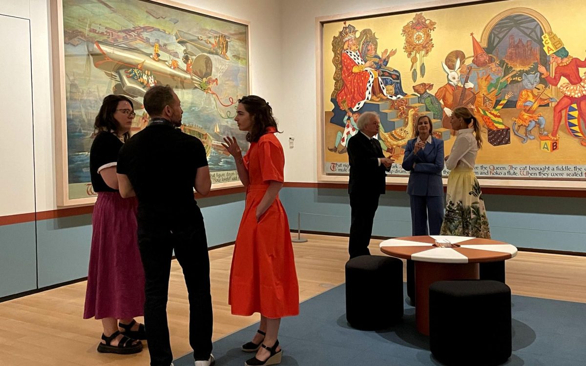 Personas asisten a la exposición 'Another Wonderland' (Otro País de las Maravillas) del artista Abram Champanier este martes, en el Museo de la Ciudad de Nueva York (Estados Unidos). EFE/ Alicia Sánchez